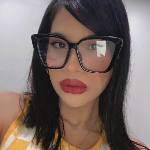 Meet your Posher, Gabriela - Picture 1 of 1